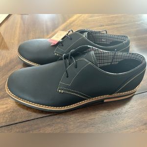 Black original penguin casual dress shoes. They are a Size 12 In men’s.